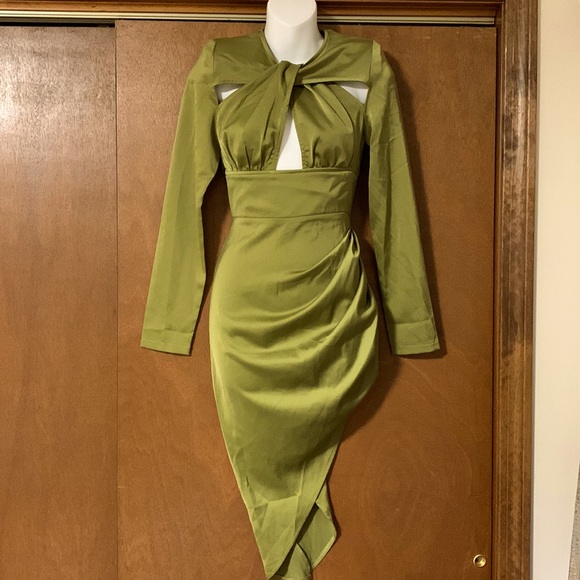 Olive Green Beautiful Body Cut/Out Dress💚 - Picture 3 of 10